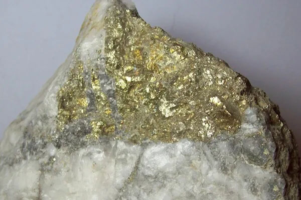 這種最像黃金的礦石看起來(lái)很漂亮，常被人誤認(rèn)成是金礦石